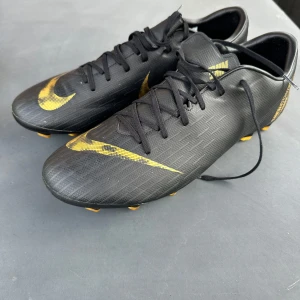 Nike Mercurial svarta fotbollsskor - Nike Mercurial Vapor 12. Storlek 45,5. I mycket gott skick! Hör av dig om du har frågor angående skorna🙌