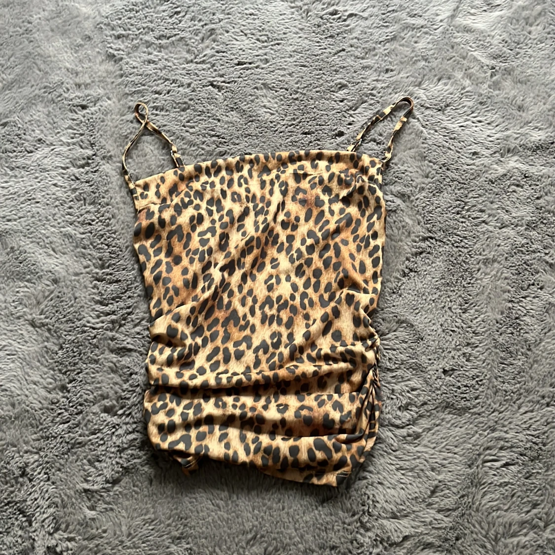 Leopardmönstrad linnetopp Divided