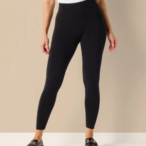 Svarta leggings i bomull - Svarta leggings med tight passform. Tillverkade i mjuk bomull med stretch för extra komfort. Perfekta att styla med oversized t-shirt eller hoodie. Klassisk och enkel look som funkar året runt.