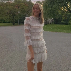 Klänning - Så populär klänning från by malina. Jag har använt endast en gång på min student iår. Nypris 2800kr