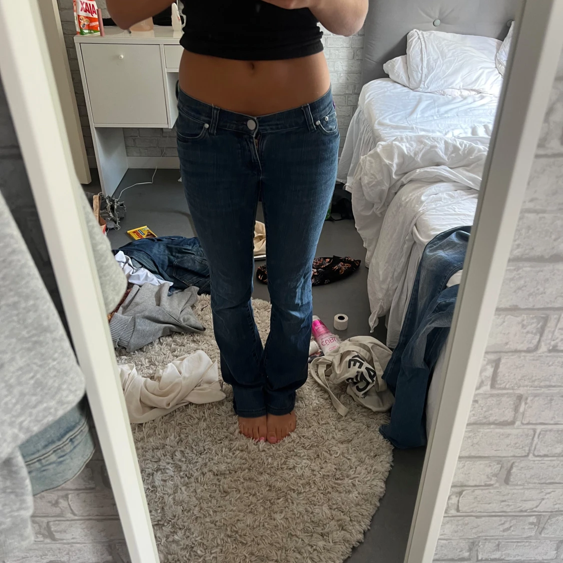 Blå bootcut jeans med fickdetaljer från Victoria Beckham 