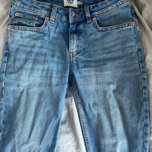 Blå Bootcut  jeans  - Snygga ljusblå jeans med klassisk femficksdesign och bootcut. Jeansen har normal passform och är tillverkade i mjukt denimtyg med kontrastsömmar. Perfekta för en avslappnad och stilren look.