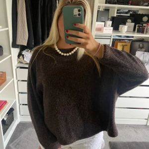 Brun stickad tröja - En jättemysig och fin tröja från H&M. Det är storlek xl men passar jättebra på mig som annars har S/M, men den är lite oversized vilket är snyggt. 