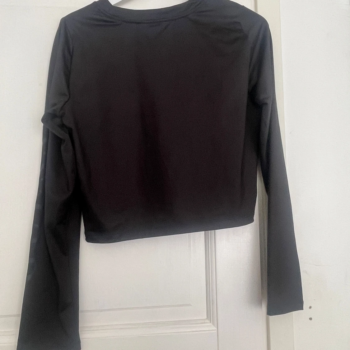 Svart croppad långärmad topp Guess - 1