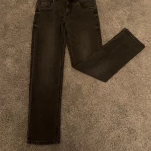 Svarta jeans + Puma hoodie  - Mörka jeans och en puma hoodie som passar jättebra tillsammans jag säljer den tillsammans men det är bara att skriva om ni vill ha de separat men priset höjs då.