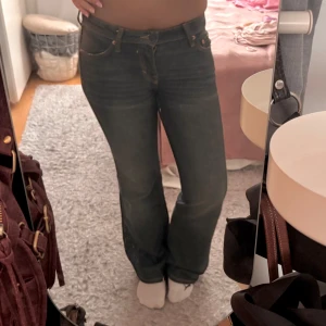 Low waist bootcut jeans - Säljer ett par svarta bootcut jeans som är väldigt low waist!! De är verkligen jättefina o sitter så bra!! Midjemåttet är 37cm och innerbenslängden är 78cm❤️
