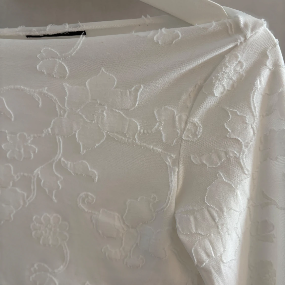 Vit blommig blus  - 90