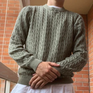 Grön kabelstickad tröja - En snygg Cable Knittad tröja från Bondelid knappt använd så i väldigt bra skick!  Nypris:799 kr Skriv privat för fler bilder eller frågor!