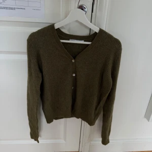 Zara kofta - Ny Zara kofta i stl M. Oanvänd. Khaki grön🩷