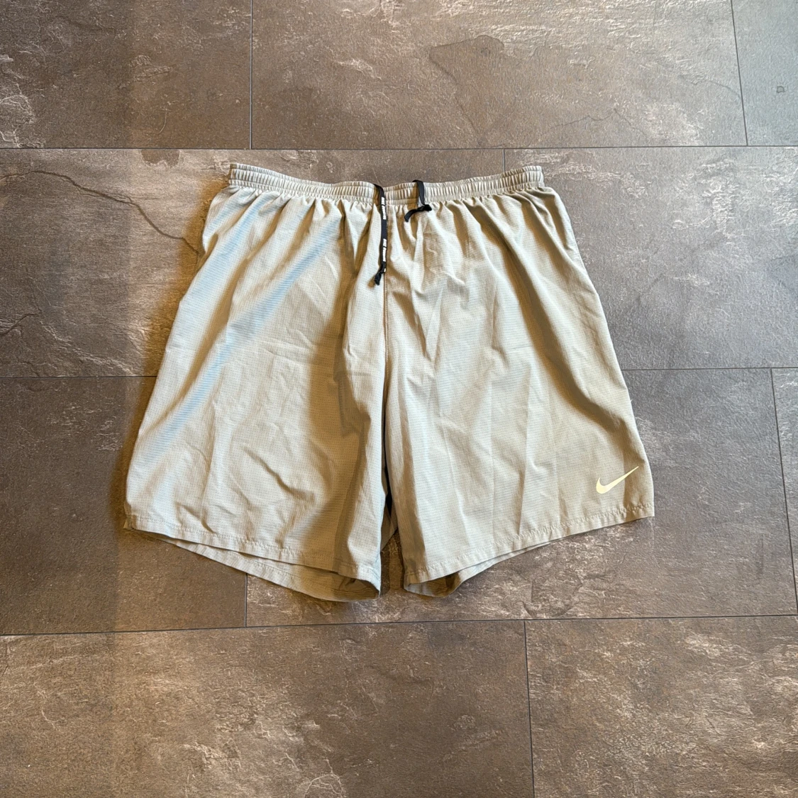 Nike ljusgrå träningsshorts