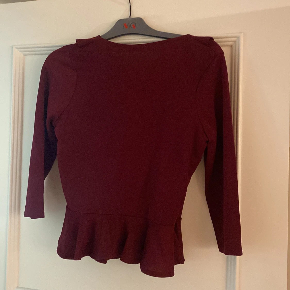 Vinröd omlottopp med volang - 2