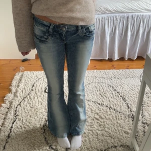 Blå bootcut jeans från Gina Tricot XS - jag har använt jeansen två gånger så de är i nytt skick, lite för korta i benen för mig som är 165.