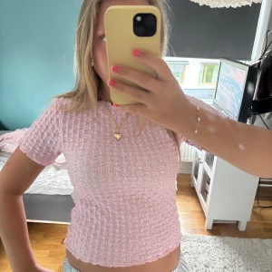 Rosa spetsblus med kort ärm - Supersöt rosa blus i spets med korta ärmar och vågig kant nertill och vid ärmslut och detaljerat. Snabb frakt och pris kan diskuteras🥰💛🩷