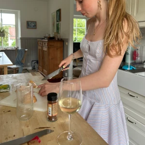 Randig sommarklänning med volang -  Populär Zara klänning endast använd 1 gång!!!! Den ärså sjukt snygg!! Skriv om ni har frågor💓💓💓 den är helt utsåld i butik.