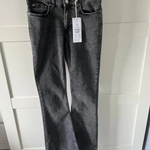 Gina jeans - Dessa jeans köptes men kom aldrig till användning . Ny priset är 499. Jag säljer för 219 vilken är sjukt bra pris.