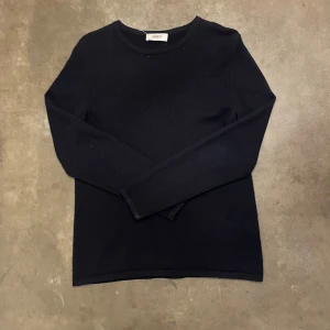 Kashmir tröja från Ströms - Klassisk mörkblå tröja från Ströms i kashmir. Enkel design med rund halsringning och långa ärmar, perfekt för lager-på-lager. Snygg och tidlös modell som funkar till det mesta. Säljes då jag har växt ur den. Köpt för ca 3500kr. 