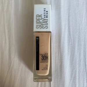 Foundation - Säljer en foundation från Maybelline New York i färgen 28 (soft beige, beige naturel) Den är helt oanvänd! Säljer den för 70kr + frakt!