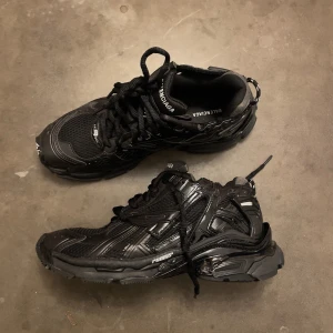 Svarta Balenciaga Runners - Nästan helt nya Balenciaga Runner i storlek 44. Endast använda vid ett tillfälle - i mycket fint skick. Tillverkade i lätt och bekvämt material. Inga skador eller märken. Passar även dig som har storlek 45. Originalbox finns ej. Säljes då de inte kommer till användning. 