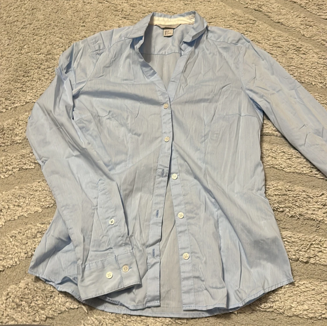 Ljusblå skjorta med knappar