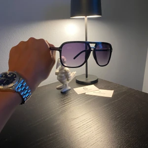 Mörk blåa solglasögon  - Säljer dessa snygga mörk blå glasögon 👓