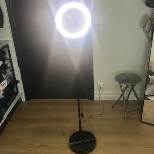 TikToklampa/ mobilställ med ljus - Säljer detta mobilstället där man sätter sin mobil i. Denna är perfekt för att filma bra videos med bra kvalité. Ljuset kan ändras både i färg och styrka. Använde denna mycket när jag var yngre och filmade mina videos, men denna används inte längre och därför är denna till salu! 