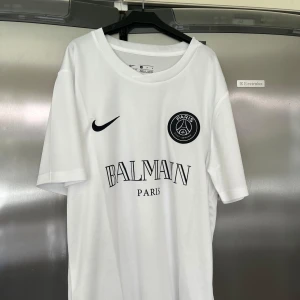 Vit PSG x Balmain fotbollströja Nike - Snygg vit fotbollströja från Nike x PSG x Balmain. Size s