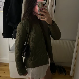 Grön jacka - Så fin grön jacka! Använd en gång enbart så i nyskick! Storlek S
