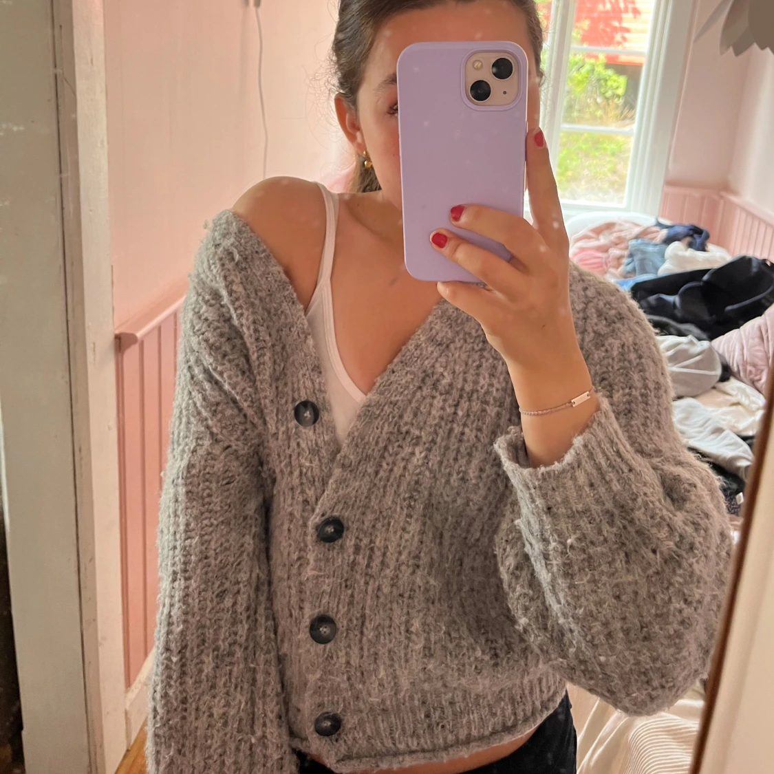 Grå stickad kofta med knappar - 1