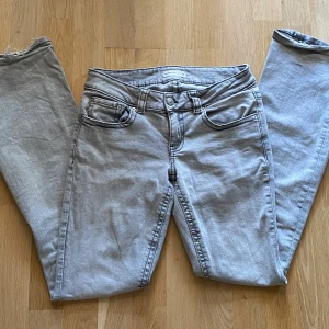 Grå skinny jeans från Perfect Jeans - Jag säljer ett par grå jeans från Gina Tricot i storlek 38, modell y2k low bootcut. Jeansen har låg midja och utsvängda ben med snygga bakfickor. Jeansen är lite skadade i änden av ena benet, men det påverkar inte funktionen alls.
