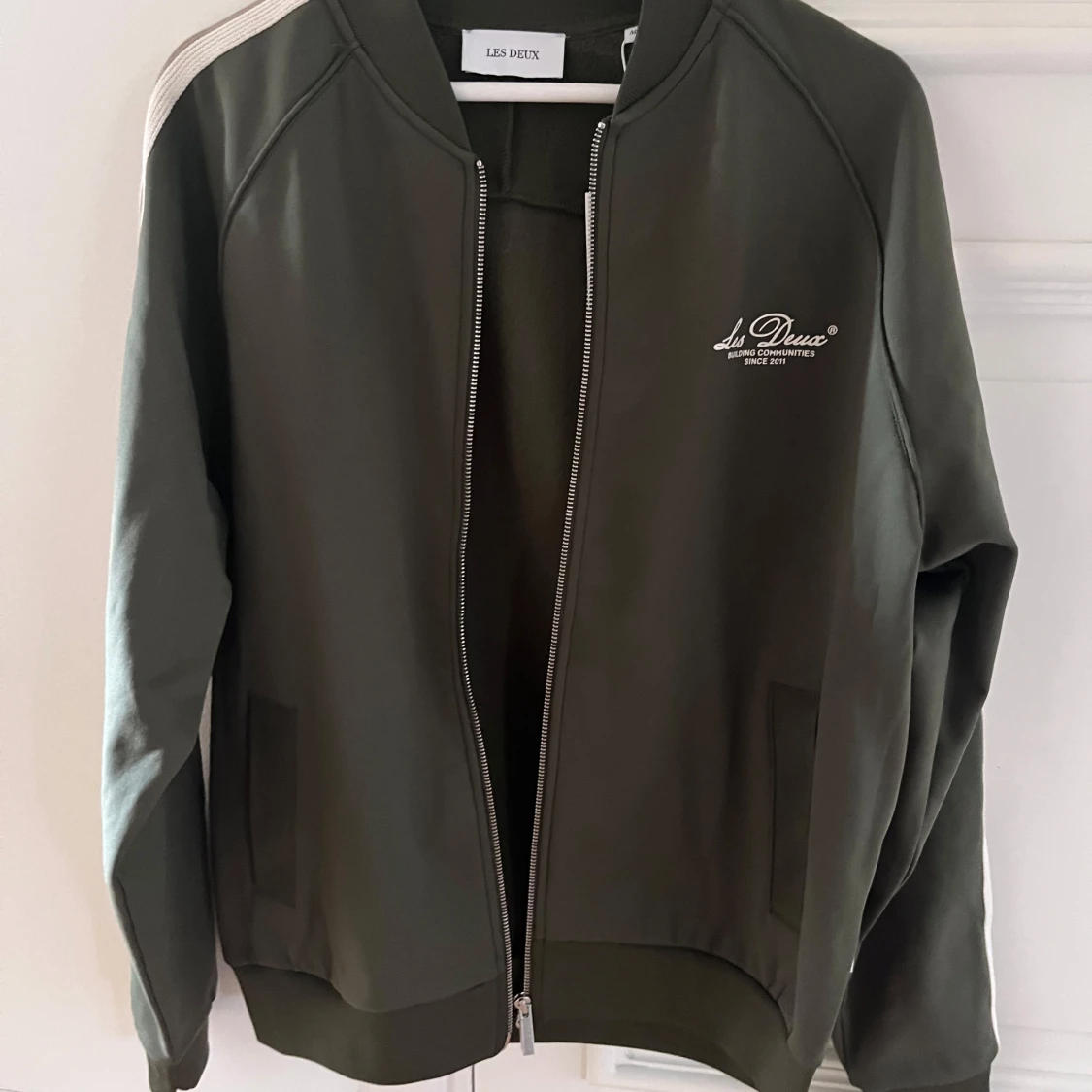 Olivgrön track jacket från Les Deux