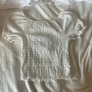 Vit blus med puffärm från ONLY - Supersöt vit blus från ONLY med puffiga korta ärmar och broderade detaljer. 