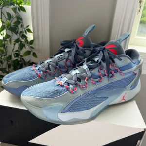 Jordan Luka 2 (Lake Bleed) - Säljer nu ett par fina måttligt använda Luka 2. Säljes för att de ej brukas längre. Ett mycket fint helhetsintryck och mycket kvar att ge! Storlek 49,5 Box och skyddspapper medföljer! Passar inte priset så lägg ett meddelande!🙌