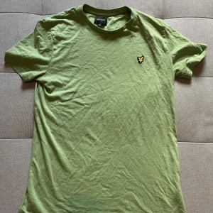 Grön t-shirt från Lyle & Scott - Snygg grön t-shirt från Lyle & Scott. Priset är ej hugget i sten! Tveka inte att skriva vid funderingar🤝
