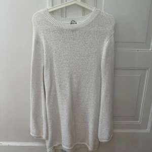 Vit stickad tröja från Indiska XS - Mysig vit stickad tröja från Indiska i storlek XS. Tröjan har en rund halsringning, lång ärm och en enkel, clean design som passar perfekt till jeans eller kjol. Skön och lätt att styla för en chill look.