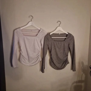 2 långärmade toppar från SHEIN Teen - Två långärmade toppar från SHEIN Teen i storlek 13Y. En är vit och den andra är grå, båda med fyrkantig ringning. 10kr för 1st, 18kr för 2st