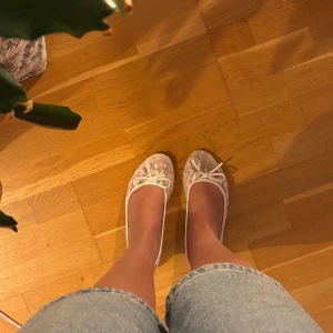Vita ballerinaskor 🤍🫶 - Supersöta vita ballerinaskor med spets och rosett!!🎀Köpta någon månad sedan och är endast testade då de tyvärr var för stora :/ Skorna är från Nelly och storlek 38 men väldigt stora i storleken. Det är bara att skriva om du har frågor eller vill ha fler bilder🥰