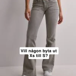 Grå bootcut jeans XS - Gråa Nelly jeans som jag köpt i fel storlek hade gärna velat byta ut till en S med någon, skriv vid intresse💕