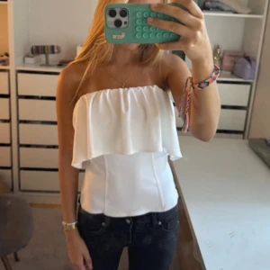 Vit topp - Lånad bild! Vit tubtopp med volang från Zara, strl S i superfint skick💕