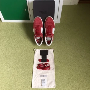 Valentino Flyecrew 🔴 - Säljer ett par röda Valentino Flyecrew i storlek 43, sitter lite större. Box, dustbag, extra skosnören, kort från Valentino och en extra nit tillkommer vid köp då en nit saknas. 💯% äkta då de också finns ute hos SicuroFashion, där ligger de ute för 3999kr, om man köper här blir det billigare. Priset går också att diskutera!