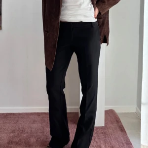 Kostymbyxor - Säljer mina supersnygga kostymbyxor från bikbok i modellen Vera. De är i längden regular men jag har lagt upp benen så att de skulle passa mig som är ca 162cm, men det går att ta bort jätte enkelt. Fortfarande i jättefint skick