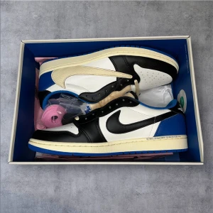 Travis Scott Jordan 1 lows Fragment - Helt nya och oanvända i perfekt skick. Jag säljer dem för att storleken inte passar mig och jag fick dem i en present.