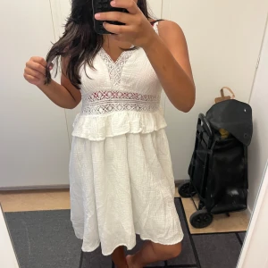 Klänning  - Klänning från Spanien, aldrig använd+prislappen är kvar. Passar allt från xs-m