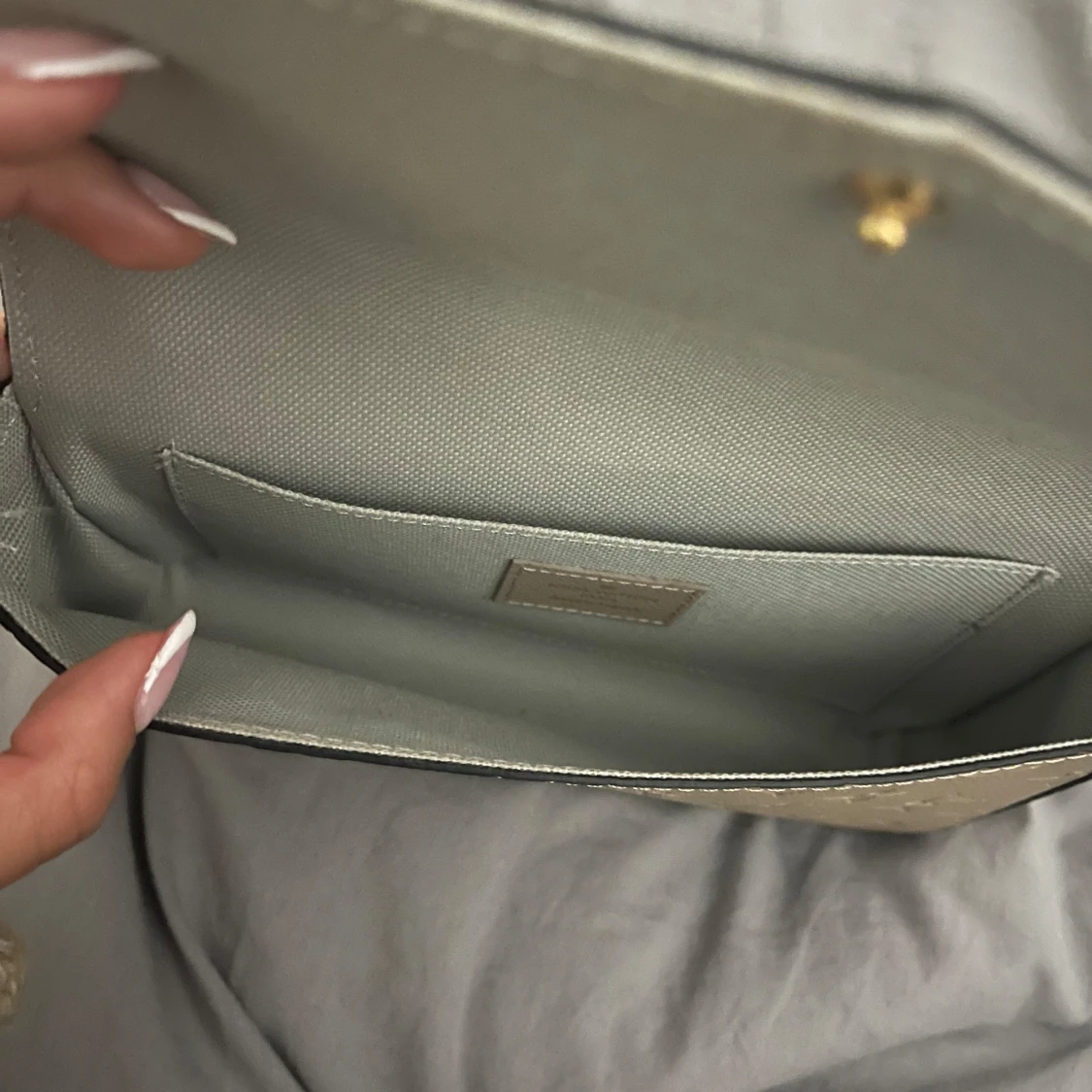 Beige axelremsväska i lyxig stil - 2