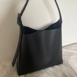 MANGO väska  - Super fin stilren och trendig väska som passar perfekt till skolan bl.a. Rymlig men inte allt för stor och ”klumpig” heller. Använd sparsamt men en liten mindre skavank (se på bild 5) men verkligen inget som man tänker på! Annars som ny🥰 Nypris 599kr, pris kan diskuteras.