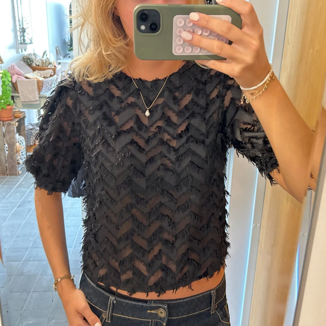 Svart blus med fransar