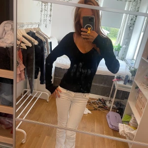 Svart v-ringad tröja från ONLY - Jätte mysig svart tröja med en ganska djup V ringning. Säljes pga att den ej kommer till användning och tycker den är lite för stor för min smak💕 Annars ska den vara ganska form anpassad, använd 1-2 gånger och köpt från Sellpy! Skrev för frågor 💕
