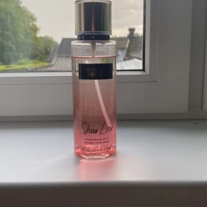 Victoria's Secret Sheer Love mist - Fräsch och feminin body mist från Victoria's Secret i doften Sheer Love. Flaskan är genomskinlig med rosa botten och har en elegant guldig kork. Rymmer 250 ml och är perfekt att spraya på kroppen för en lätt och blommig doft.