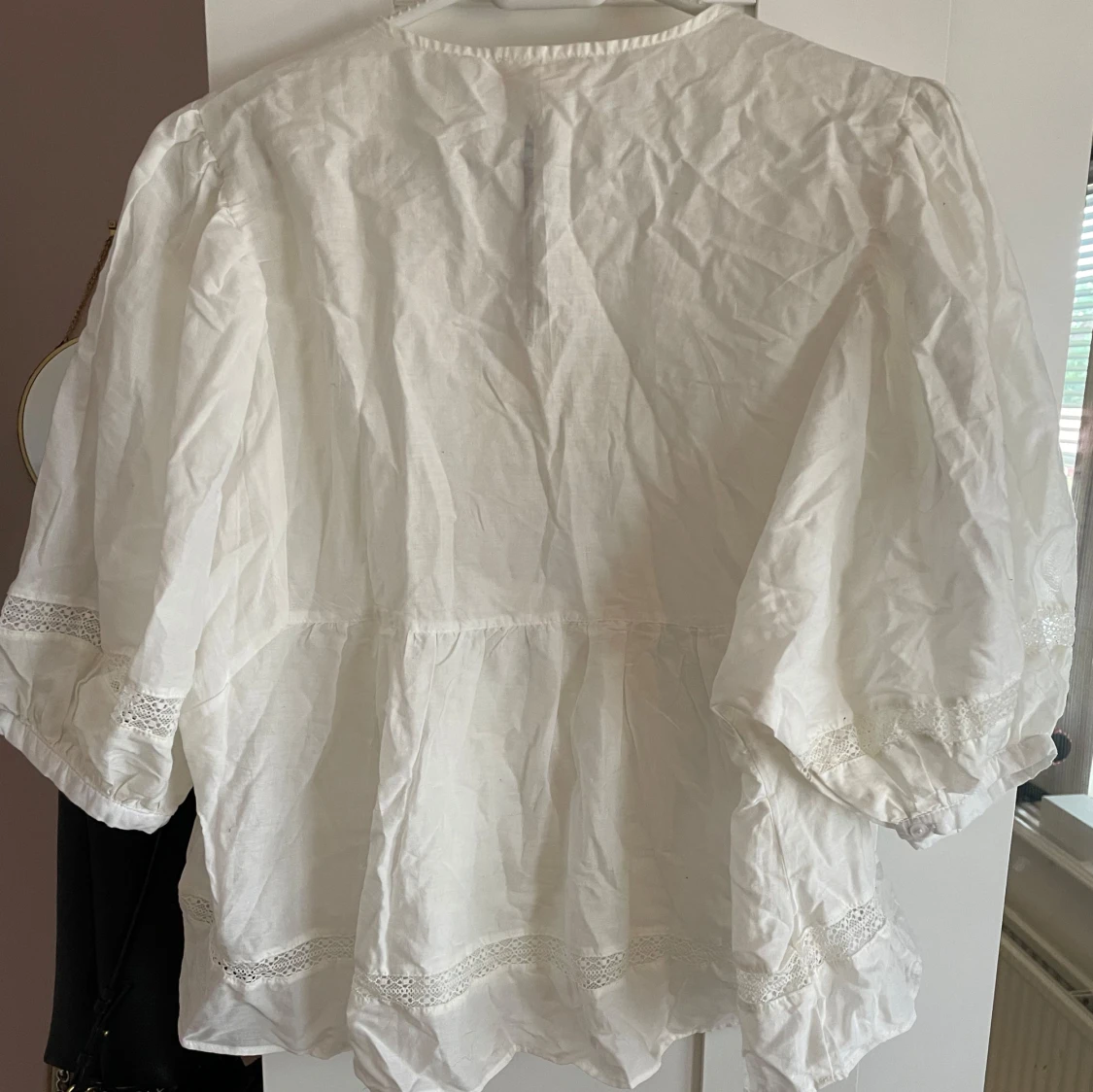 Vit blus med spets!  - 4