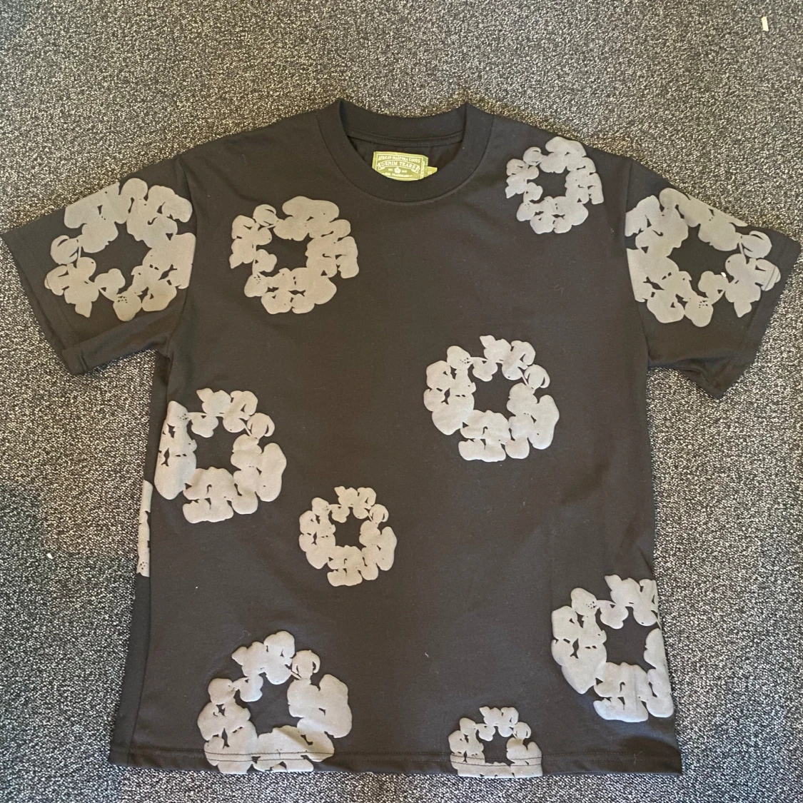 Svart t-shirt med gråa blommor Denim Tears