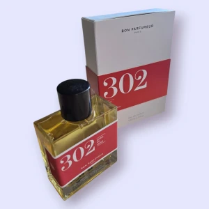 Bon Parfumeur 302 Eau de Parfum 100 ml - Den här parfymen är en helt fantastisk unisex-doft. Doften håller länge och är därför dryg. Jag säljer denna för att jag har dubbletter. Nypris: 1300 kr.  "En skarp, kryddig öppning ledd av röda bär. Iris tänder doften genom att släppa lös dess sammetsmjuka mörka blommiga fasetter. Vanilj och rökelse avslöjar täta, släta noter, ställer hjärtat upp och höjer temperaturen. Innan en balanserad blandning av sandelträ, bärnsten och mysk fängslar oss med sina varma och balsamiska noter.